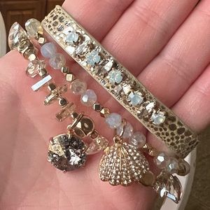 Set of 3. One size fits all. Super cute.